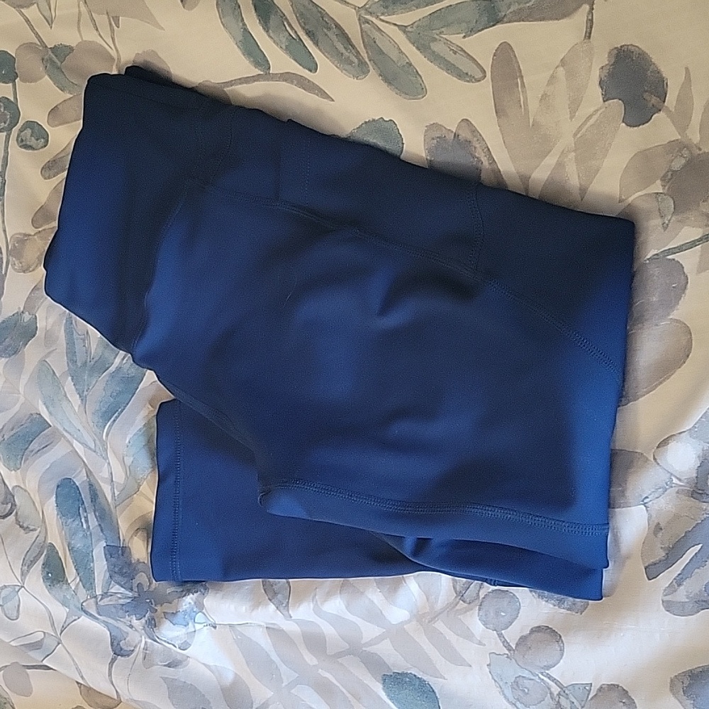 Size 6-8 Navy blue pocket light n tights .Capri